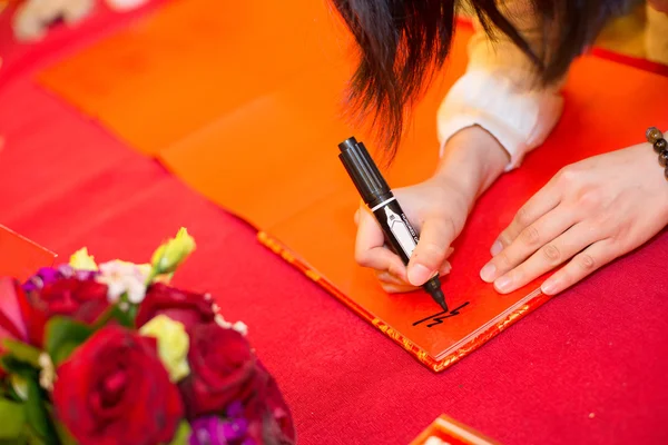 Podpisu na knihy návštěv v svatební hosté — Stock fotografie