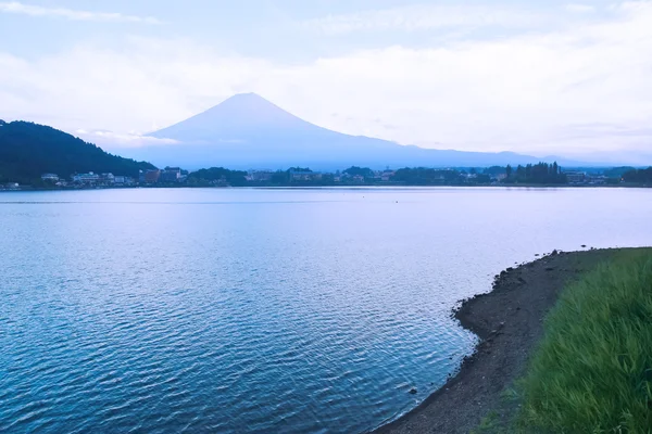 Landskap av berget Fuji och en sjö vid foten av det — Stockfoto