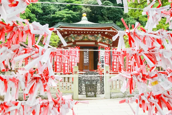 Wish papers tie on a rope in front of a temple — Stock Photo, Image