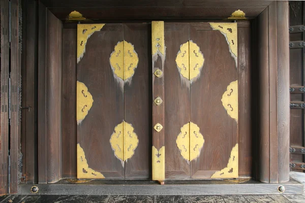 Portão de madeira de uma casa — Fotografia de Stock