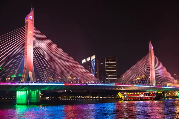 Köprü ve pearl Nehri üzerinde tekne