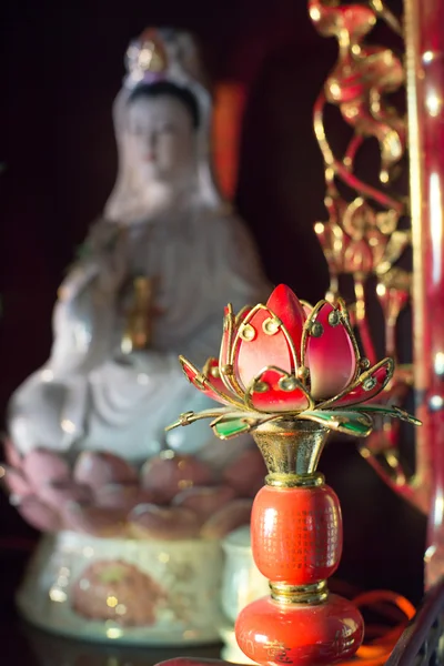 Statuie kuanyin și lotus — Fotografie, imagine de stoc