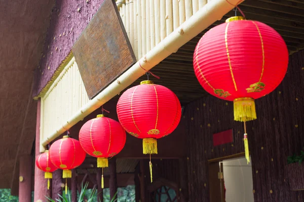 Çin stili ev kırmızı fener asmak