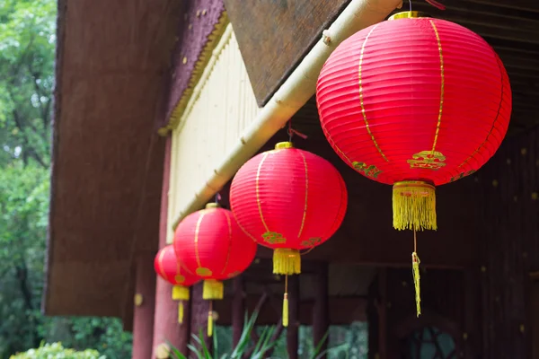 Rød lanterne hænge på en kinesisk stil hus - Stock-foto