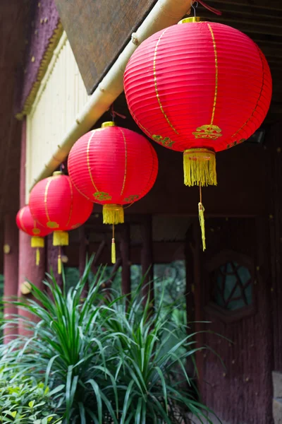 Красная дорожка висит на китайском доме — стоковое фото