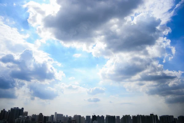 Pilvinen päivä ja taivaanranta — kuvapankkivalokuva