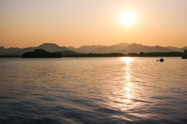 gün batımı göl manzaralı