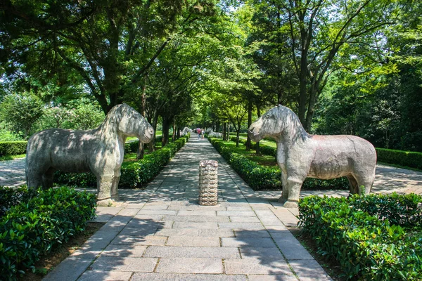 Ruh yolun Ming imparatorlar Türbesi