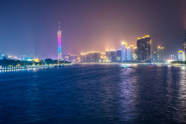 Visão noturna da torre de Guangzhou e Rio das pérolasВежа Гуанчжоу і Pearl River нічний погляд — стокове фото