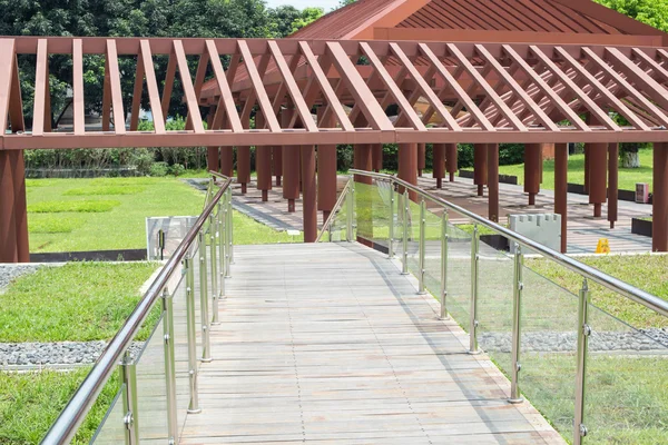 ahşap koridor yapısı