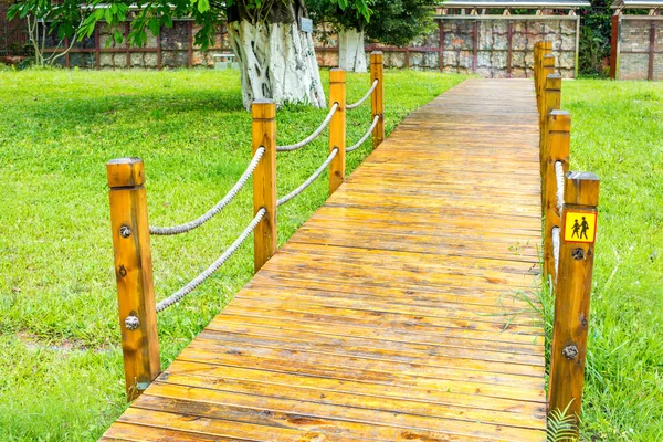 Camino de madera en un parque —  Fotos de Stock