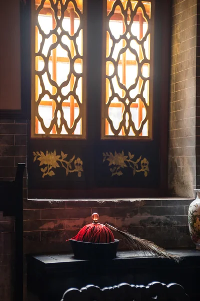 Um chapéu de oficial chinês na mesa — Fotografia de Stock