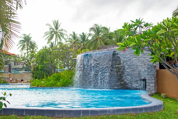 Schwimmbad und Wasserfall — Stockfoto