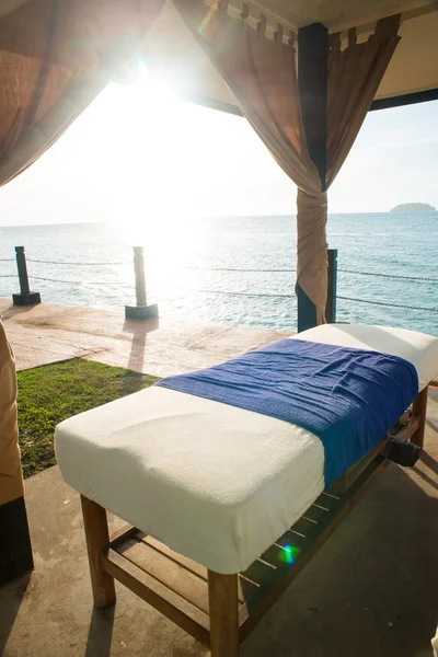 Massagebett am Strand — Stockfoto