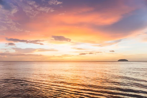 Hermoso mar y cielo nublado en la puesta del sol — Foto de Stock