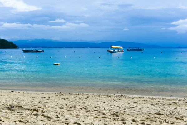 Sandstrand und blaues Meer — Stockfoto