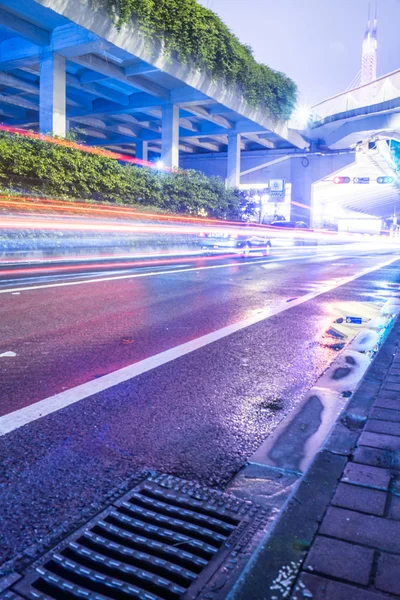 Largo tiempo noche tráfico carretera vista después de una lluvia —  Fotos de Stock