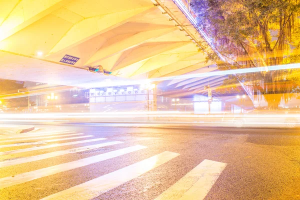 Vista stradale lungo tempo traffico notturno dopo una pioggia — Foto Stock