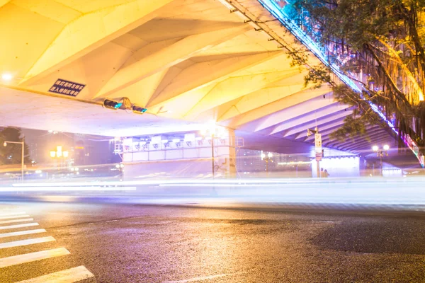 Vista stradale lungo tempo traffico notturno dopo una pioggia — Foto Stock
