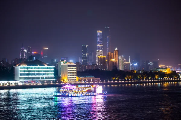 Guangzhou Cbd binalar ve Pearl River gece görünümü
