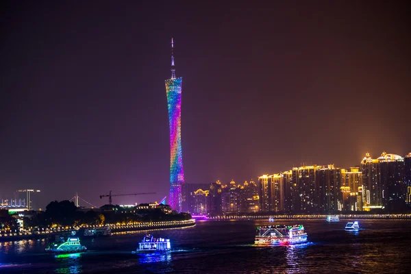 Visão noturna da torre de Guangzhou e Rio das pérolasВежа Гуанчжоу і Pearl River нічний погляд — стокове фото