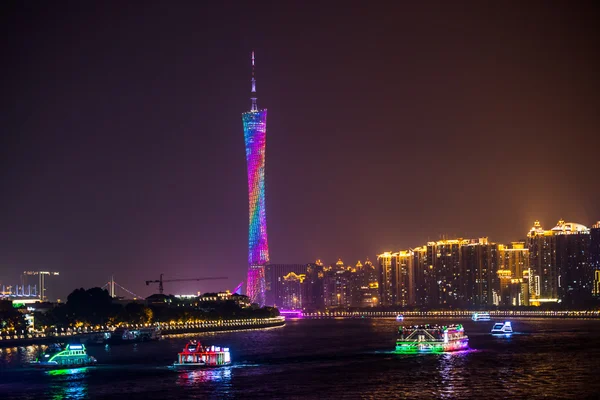 Visão noturna da torre de Guangzhou e Rio das pérolasВежа Гуанчжоу і Pearl River нічний погляд — стокове фото