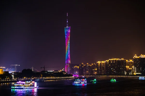 Visão noturna da torre de Guangzhou e Rio das pérolasВежа Гуанчжоу і Pearl River нічний погляд — стокове фото