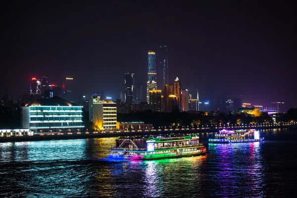 Guangzhou Cbd binalar ve Pearl River gece görünümü