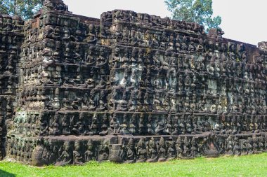 Tanrılar rakamlar taş duvara kazınmış