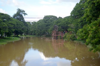 nehir ve bir değirmen çarkı