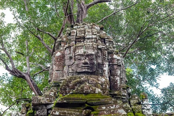 Schnitzdekoration auf der Spitze eines alten Steintores in angkor wat — Stockfoto