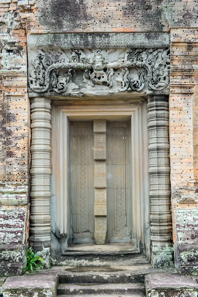 Das verblasste Tor eines Tempels — Stockfoto