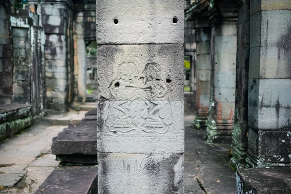 Sculpture traditionnelle sur le pilier — Photo