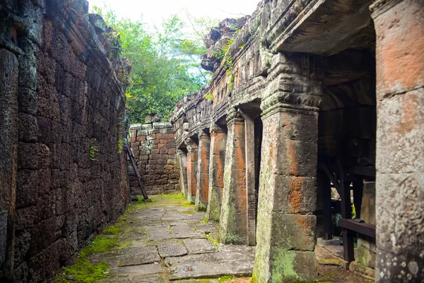 Tapınak kalıntı Angkor Wat alanında — Stok fotoğraf