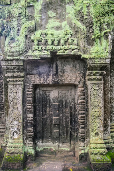 Se desvanecen las puertas del templo —  Fotos de Stock