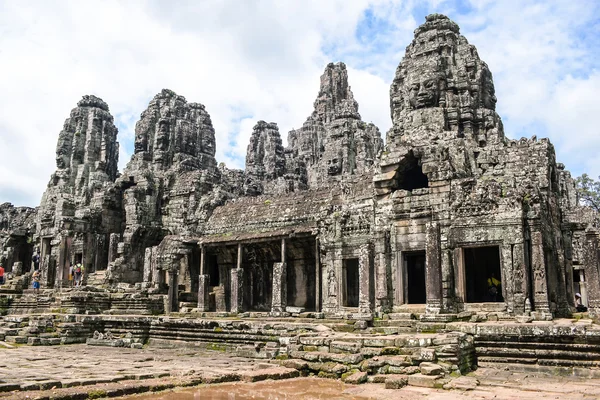 Lächeln des Angkor, Steinskulptur des Götterkopfes — Stockfoto