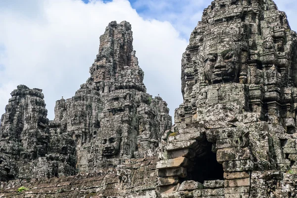 Sonrisa de Angkor, escultura de piedra de la cabeza de dioses —  Fotos de Stock