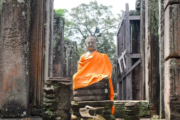 Γλυπτό του Βούδα με ένα πορτοκαλί μοναχός ρόμπα — Φωτογραφία Αρχείου