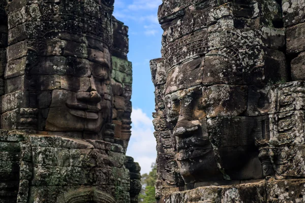 アンコールの神々 の頭の石の彫刻の笑顔 — ストック写真