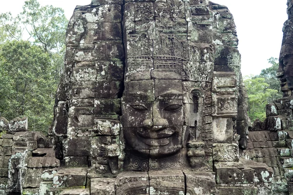 Uśmiech z Angkor, rzeźby kamienne głowy bogów — Zdjęcie stockowe