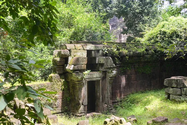 Antigua muralla de piedra en el bosque — Foto de Stock