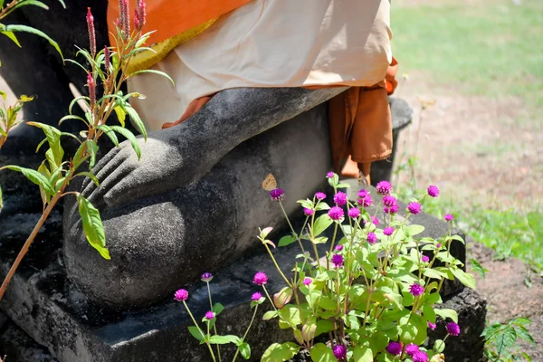 Bloemen naast de Boeddha — Stockfoto