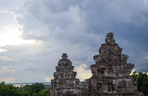 Oude tempel met bewolkte hemelachtergrond — Stockfoto