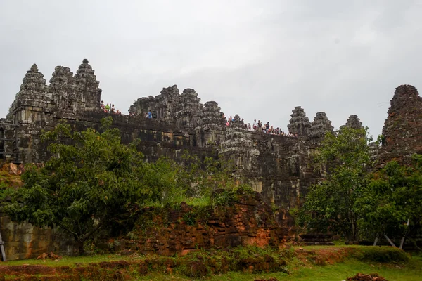 Människor som väntar på att titta på solnedgången på Phnom Bakheng — Stockfoto