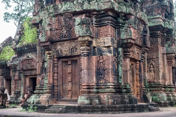 Gebouwen en kunst in Banteay Srei in Cambodja — Stockfoto