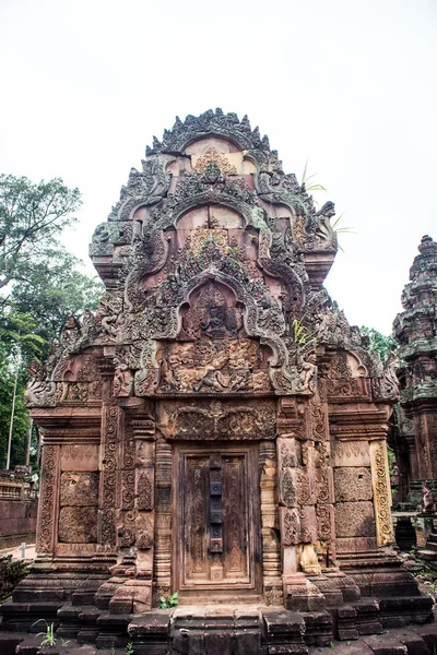 Gebouwen en kunst in Banteay Srei in Cambodja — Stockfoto