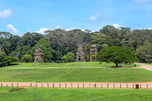 Blick auf Angkor Thom historischen Park, Gras und alte Türme Stockfoto