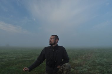 Adam sabah spor dahil. Sis çayır.