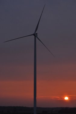 Yel değirmeni sahada. Rüzgardan enerji üretimi. Yenilenebilir kaynaklar. Yeni teknolojiler ve tasarım.