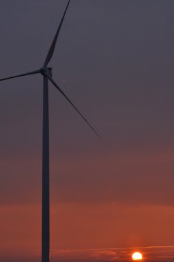 Yel değirmeni sahada. Rüzgardan enerji üretimi. Yenilenebilir kaynaklar. Yeni teknolojiler ve tasarım.
